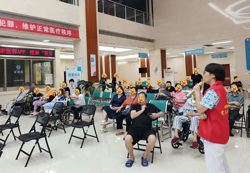 武汉顾连康复医院三病区主管护师高丹在为入院患者做科普讲座